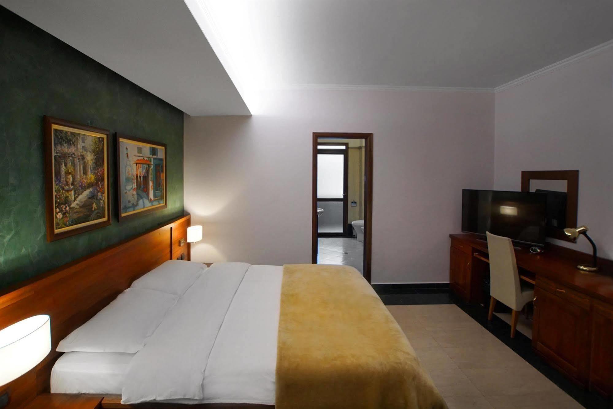 Nov Hotel Tirana Bagian luar foto