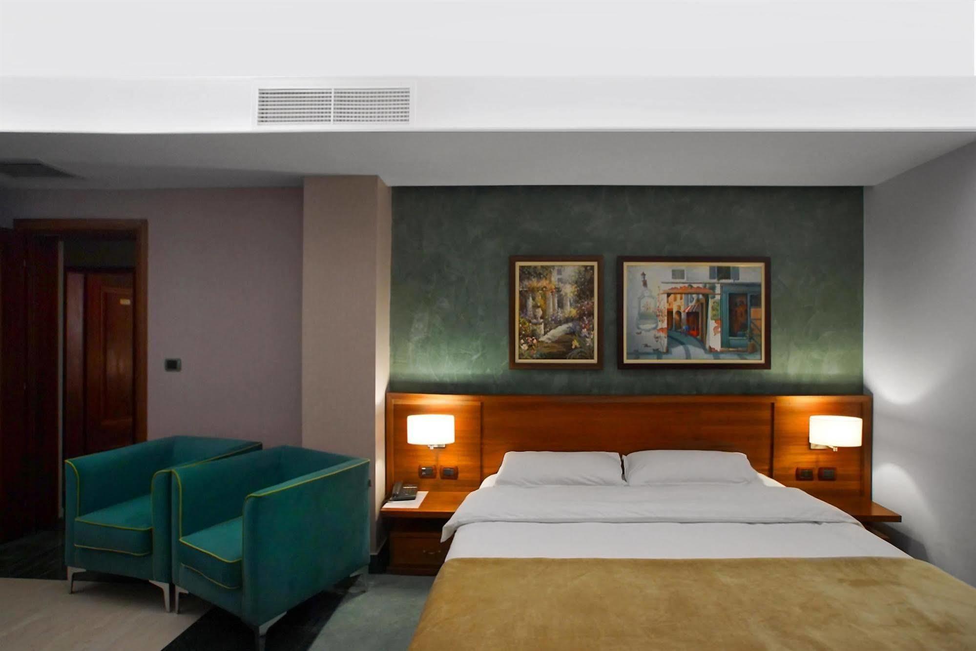 Nov Hotel Tirana Bagian luar foto