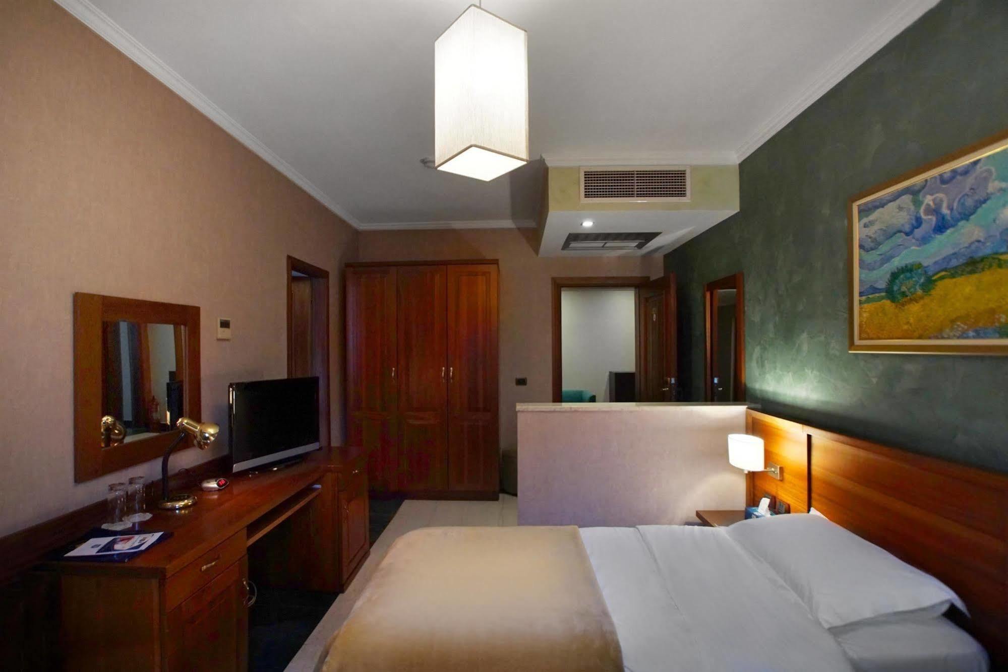 Nov Hotel Tirana Bagian luar foto