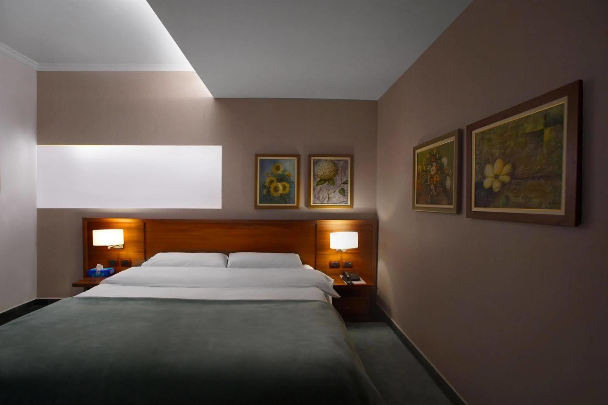 Nov Hotel Tirana Bagian luar foto