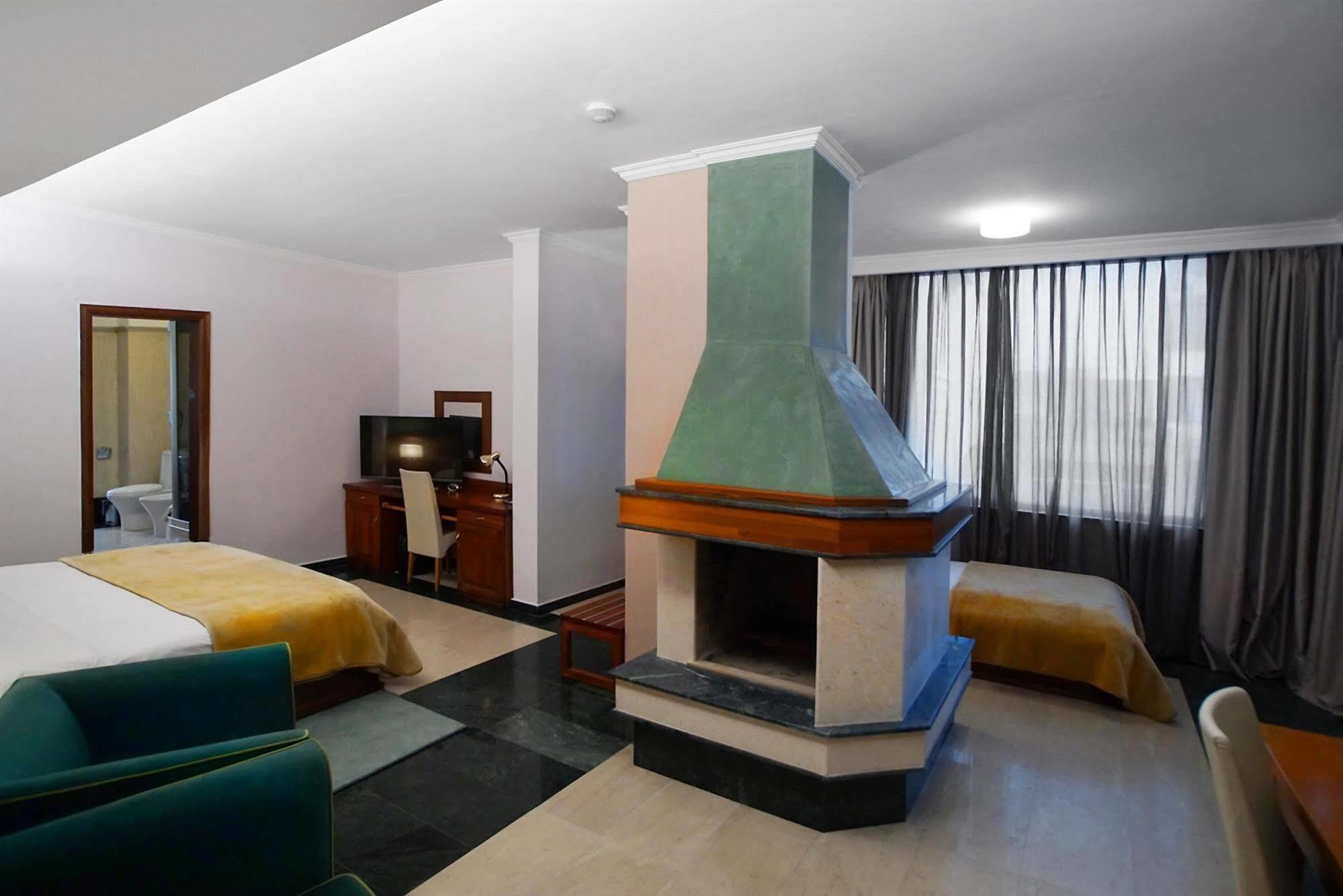 Nov Hotel Tirana Bagian luar foto