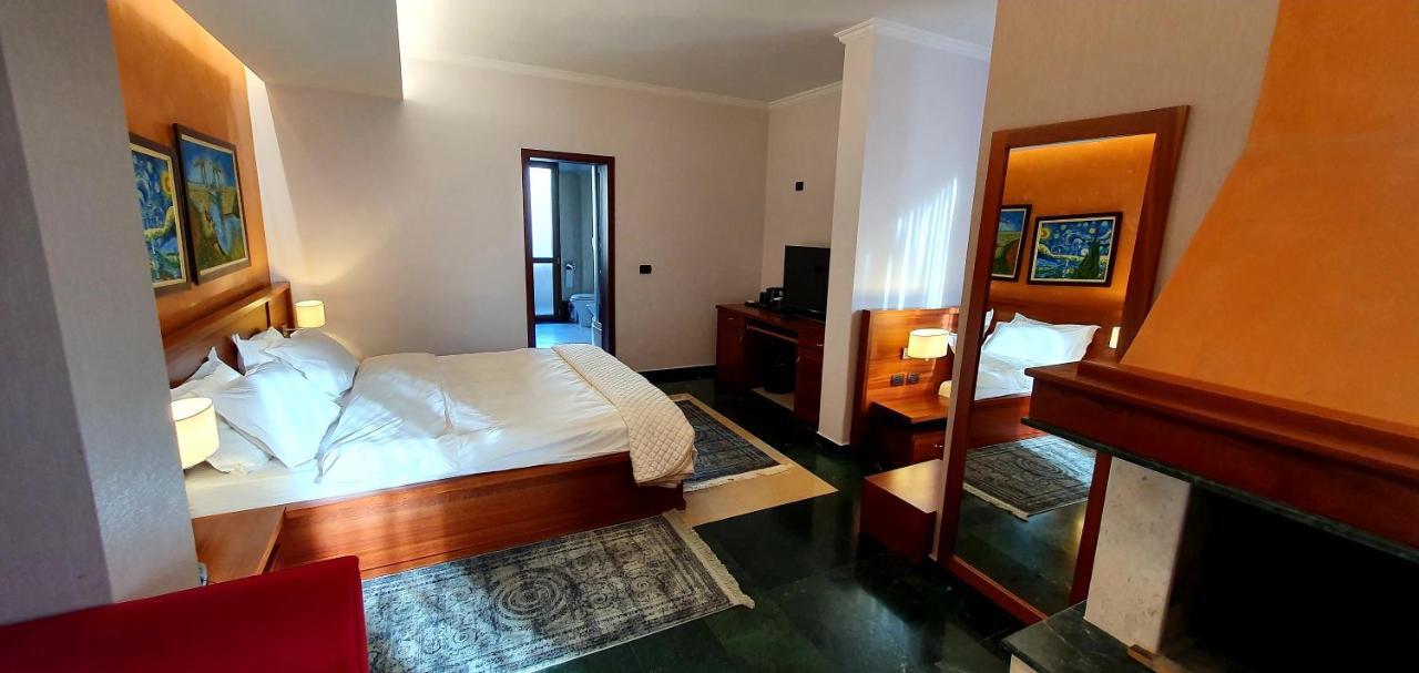 Nov Hotel Tirana Bagian luar foto