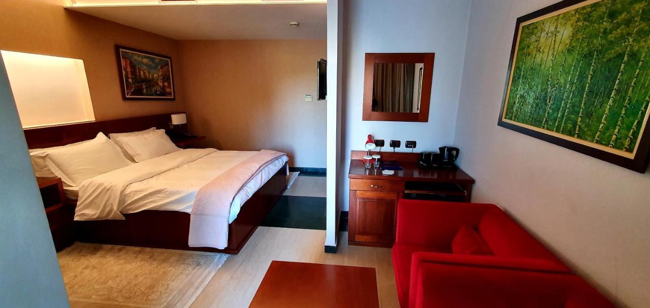 Nov Hotel Tirana Bagian luar foto