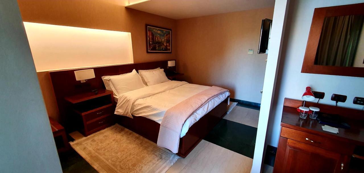 Nov Hotel Tirana Bagian luar foto
