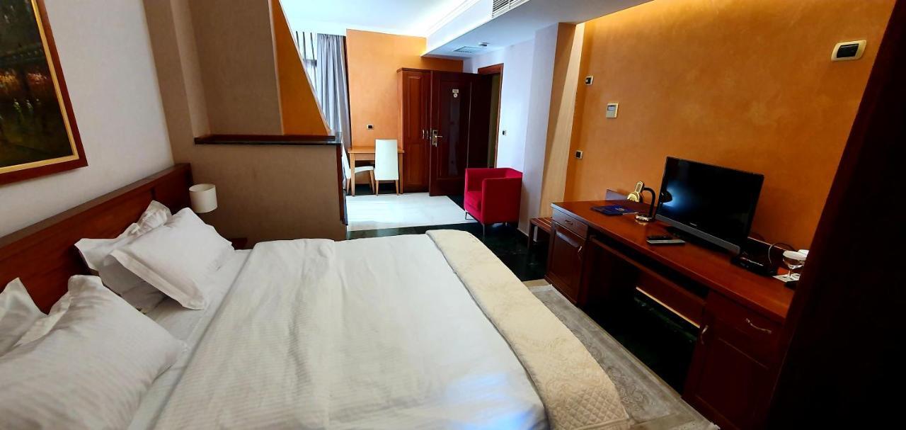 Nov Hotel Tirana Bagian luar foto