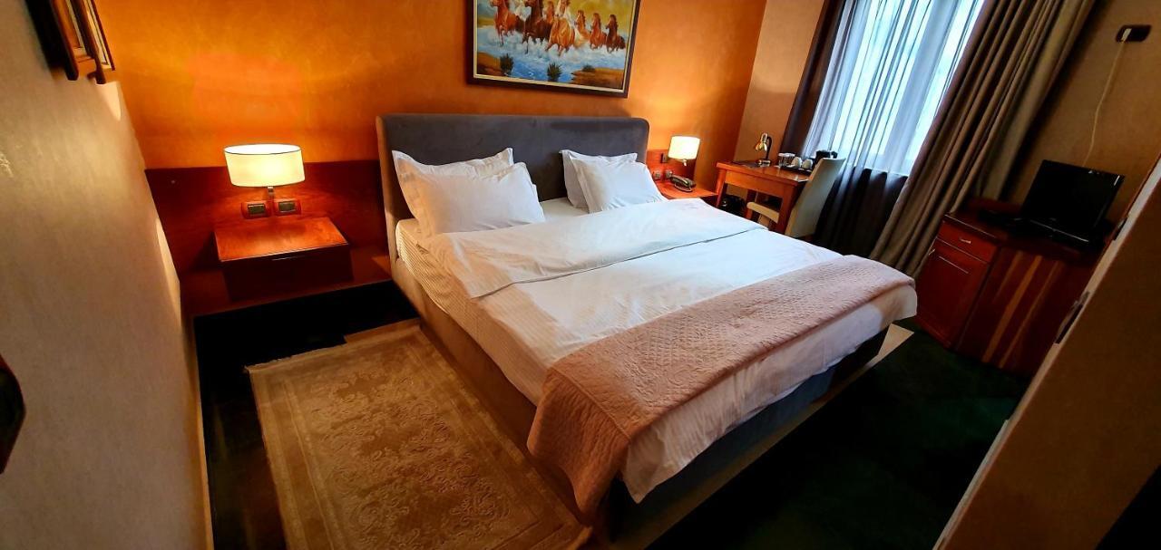 Nov Hotel Tirana Bagian luar foto