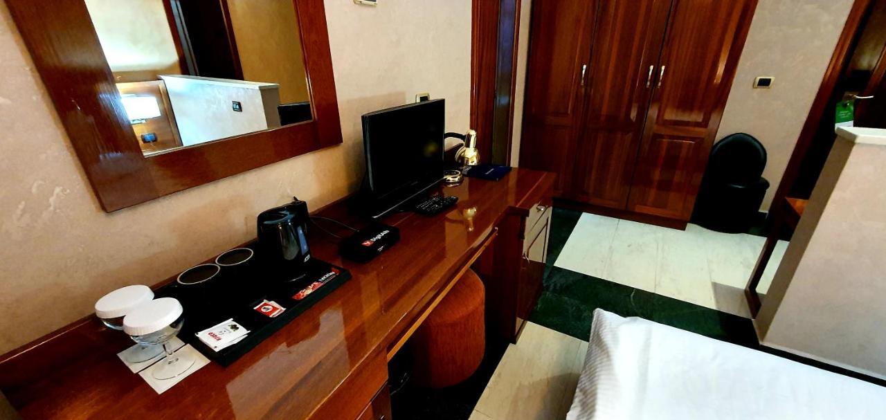 Nov Hotel Tirana Bagian luar foto